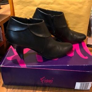 Size 12 black short high-heeled boots with side zipper